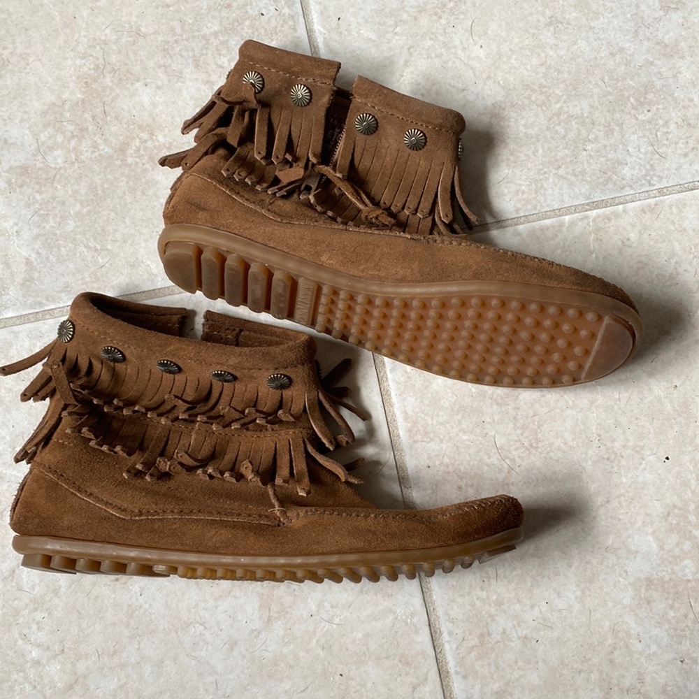 Cute double Fringe Minnetonka moccasins